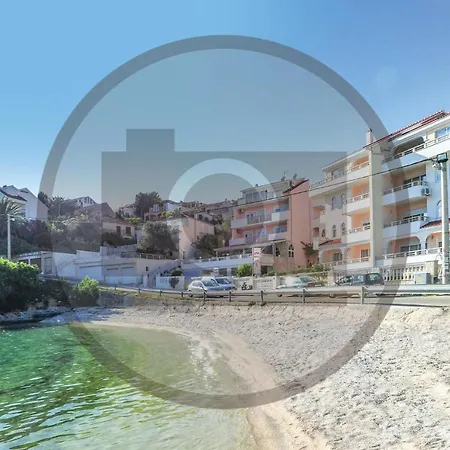 2 Bedroom Beautiful Apartment In Okrug Gornji شقة تروغير
