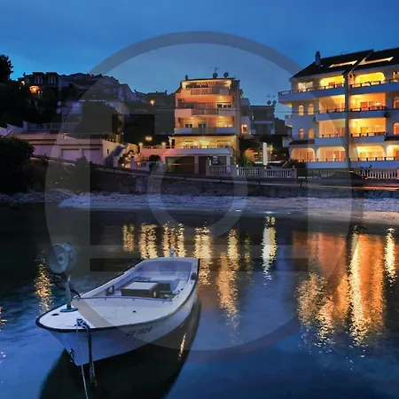 2 Bedroom Beautiful Apartment In Okrug Gornji شقة *