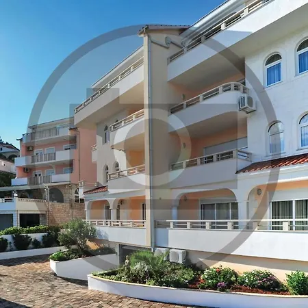 شقة 2 Bedroom Beautiful Apartment In Okrug Gornji تروغير