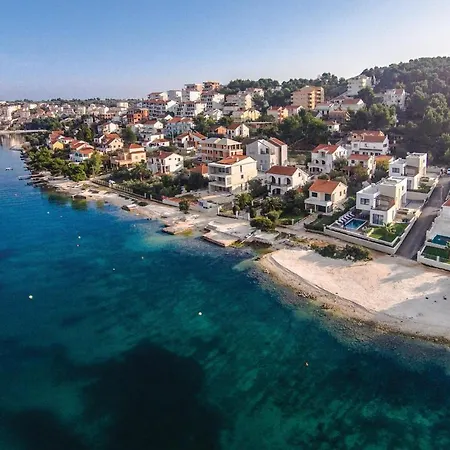 2 Bedroom Beautiful Apartment In Okrug Gornji شقة تروغير
